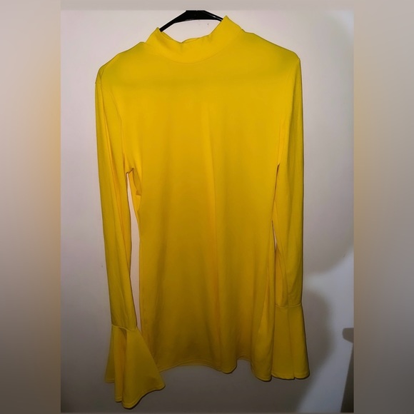 Yellow dress flare hands - Picture 4 of 4